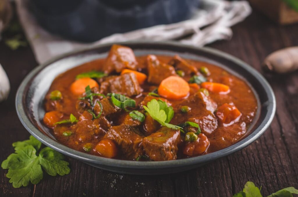 Imagem mostra um apetitoso ensopado de carne com cenoura.