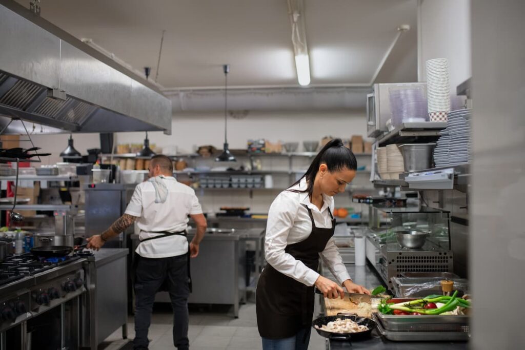 Imagem mostra cozinha de restaurante em belo horizonte