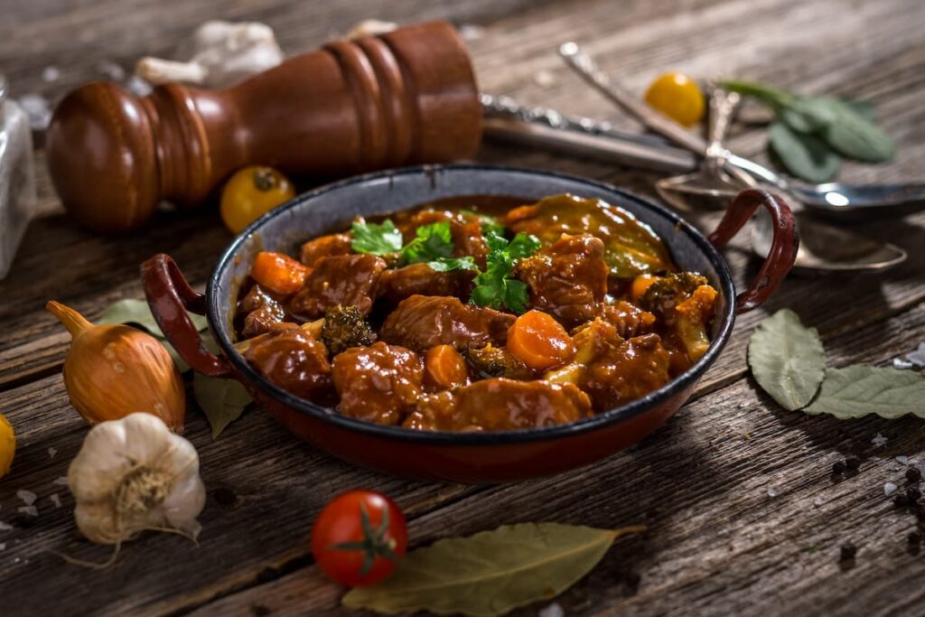 Imagem mostra carne de panela com legumes, um alimento muito comum de ser encontrado nos restaurantes populares em Belo Horizonte.
