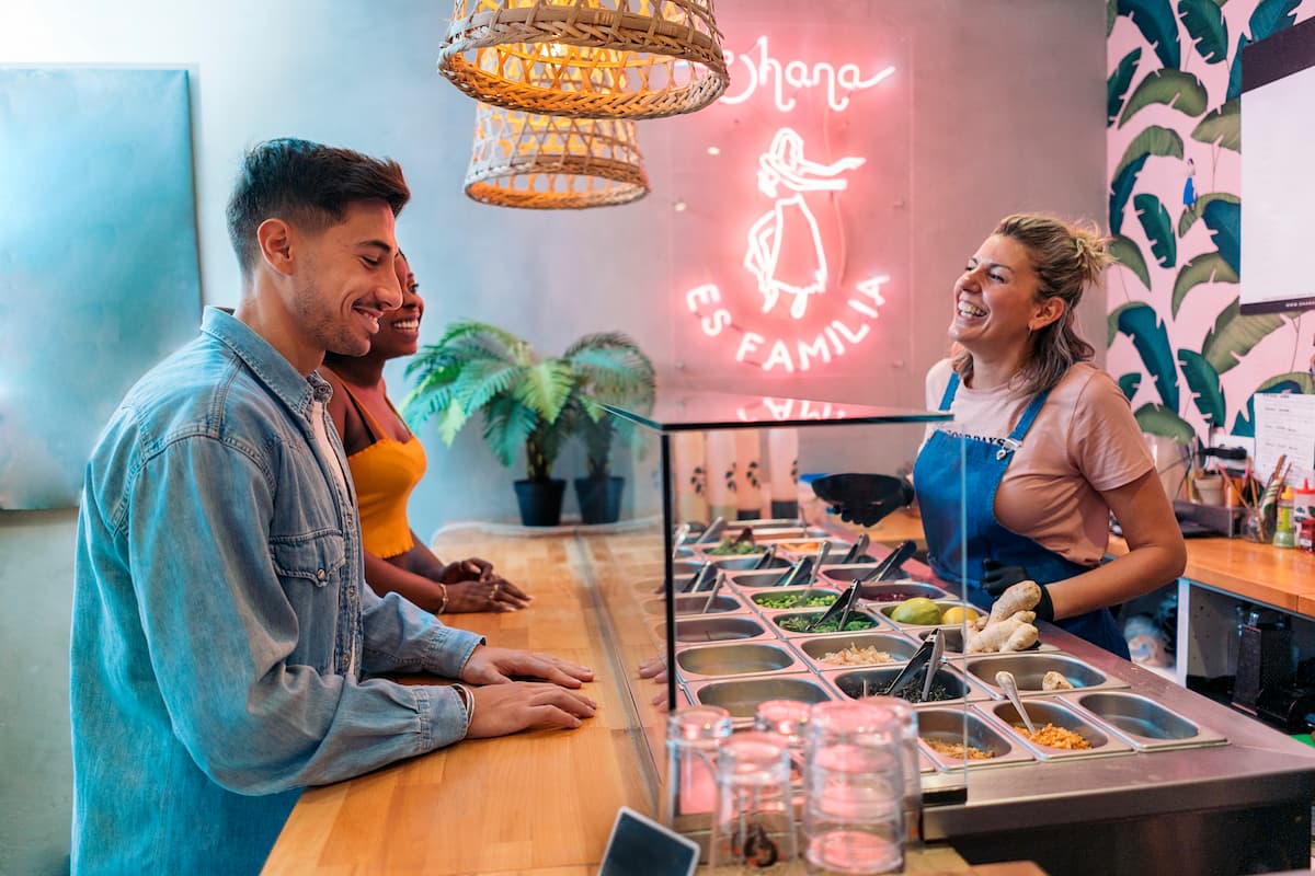 Imagem mostra pessoas em restaurante de belo horizonte