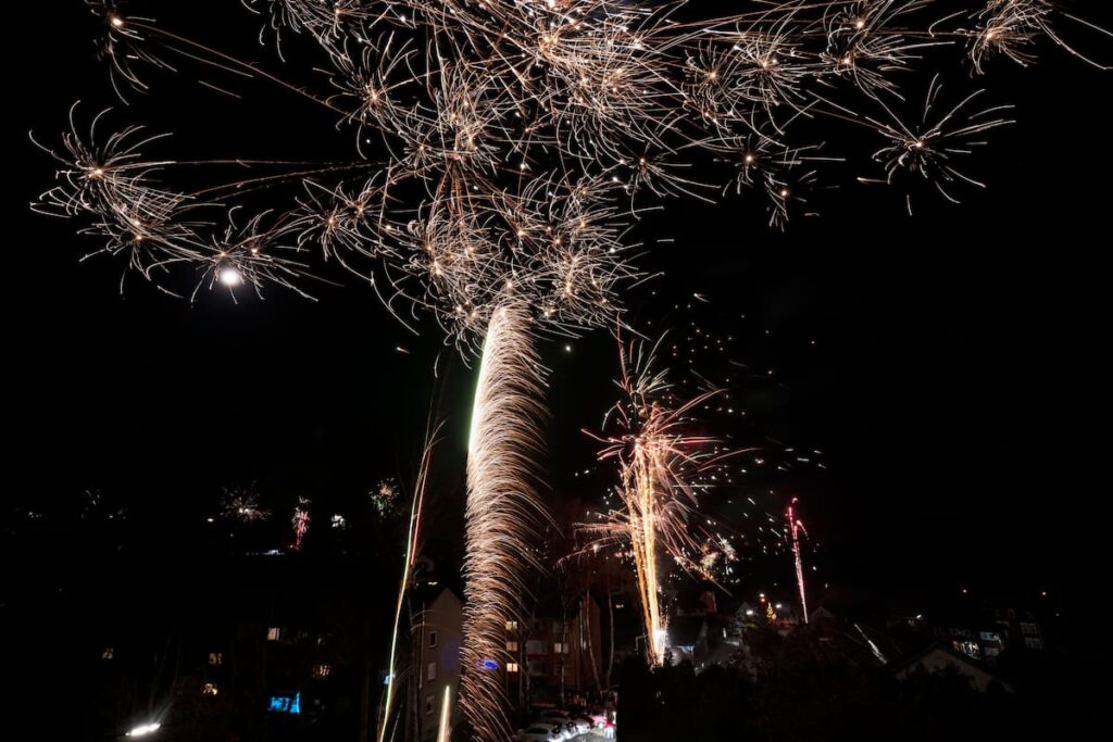 Imagem mostra fogos de artifício iguais aos que serão usados no réveillon 2026 em Belo Horizonte.