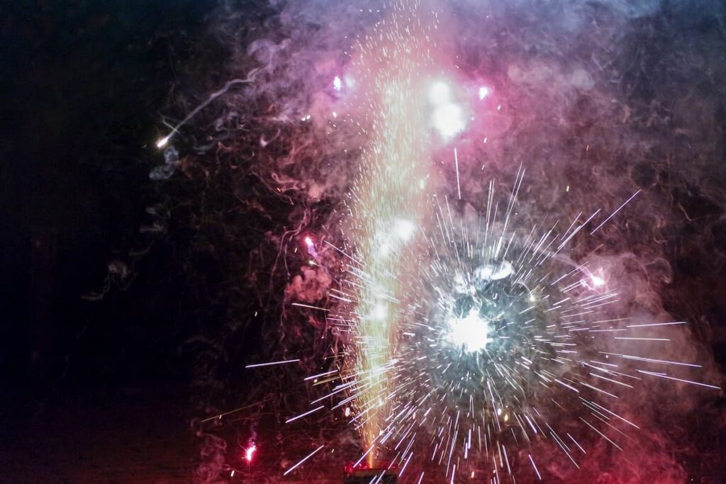Imagem mostra fogos de artifício muito usados nas festas de Réveillon.