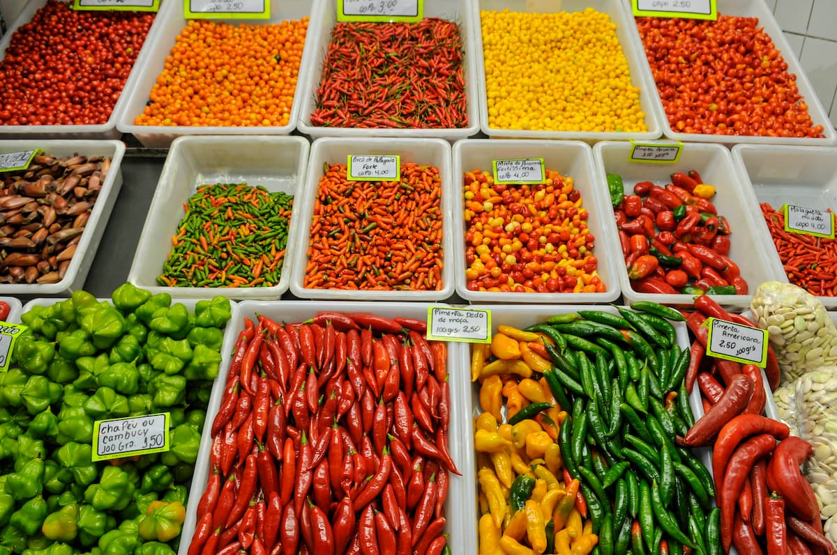 Imagem mostra pimentas no mercado central de BH