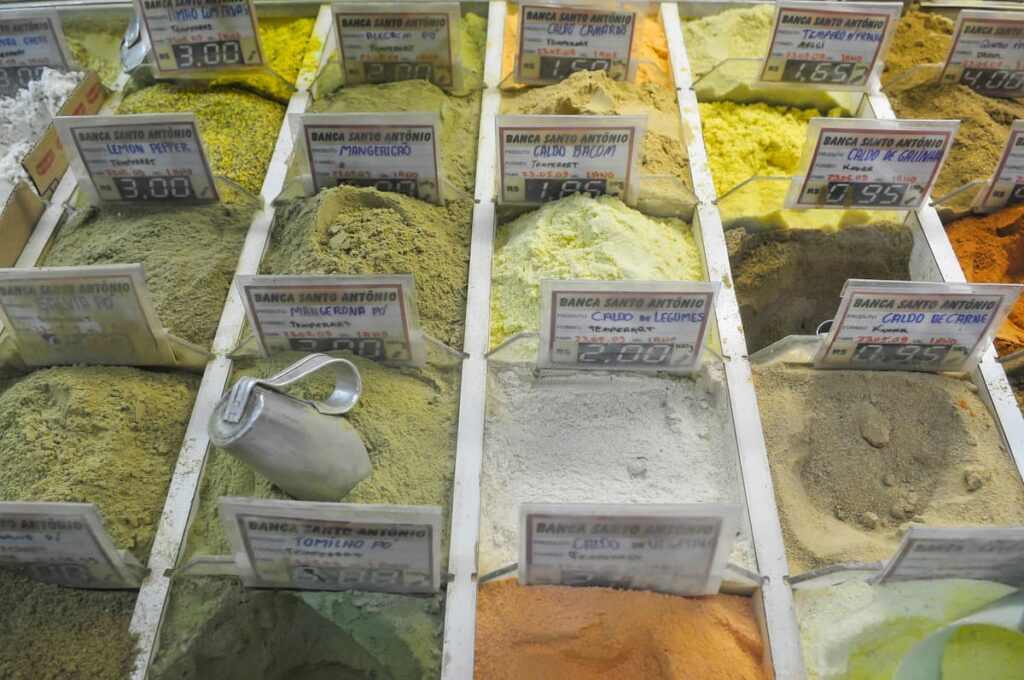 Imagem mostra temperos no mercado central de BH