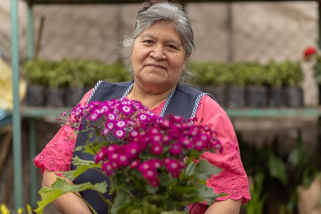 Imagem mostra cuidadora de flores em floricultura de Belo Horizonte