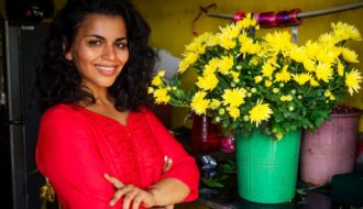 Imagem mostra vendedora de flores em floricultura de Belo Horizonte