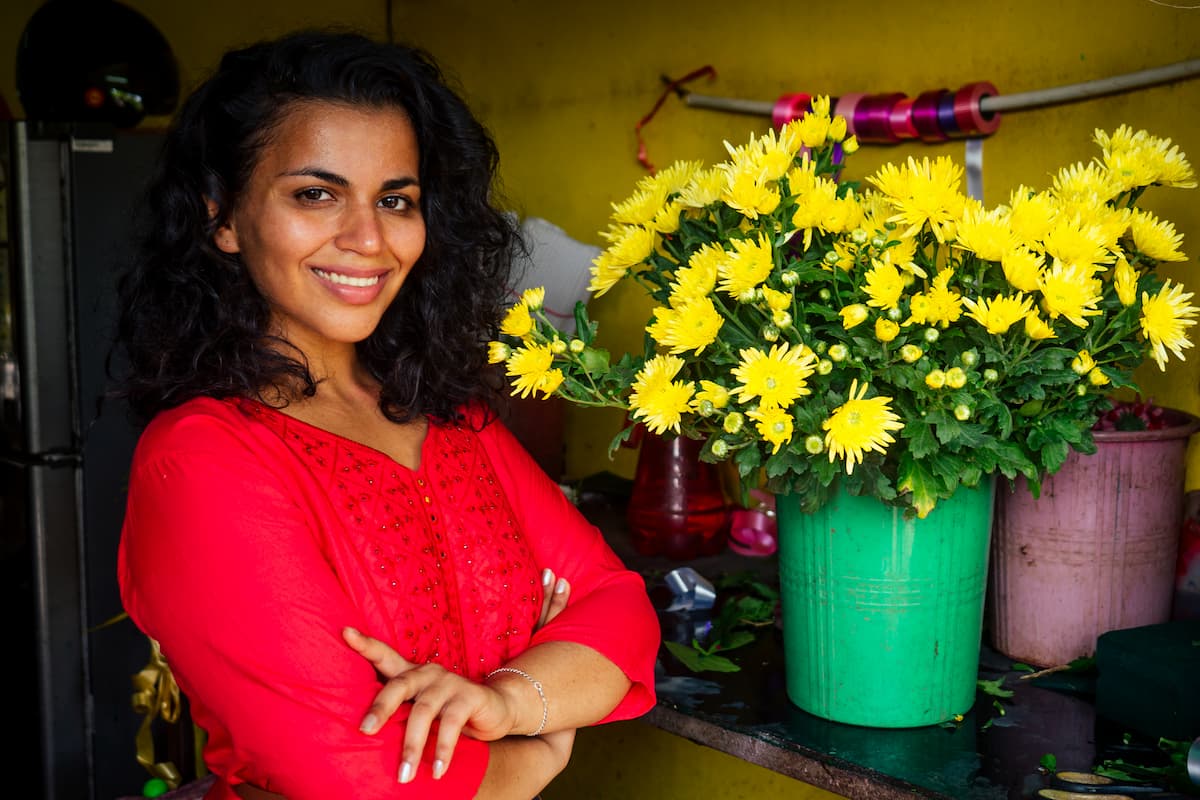 Imagem mostra vendedora de flores em floricultura de Belo Horizonte