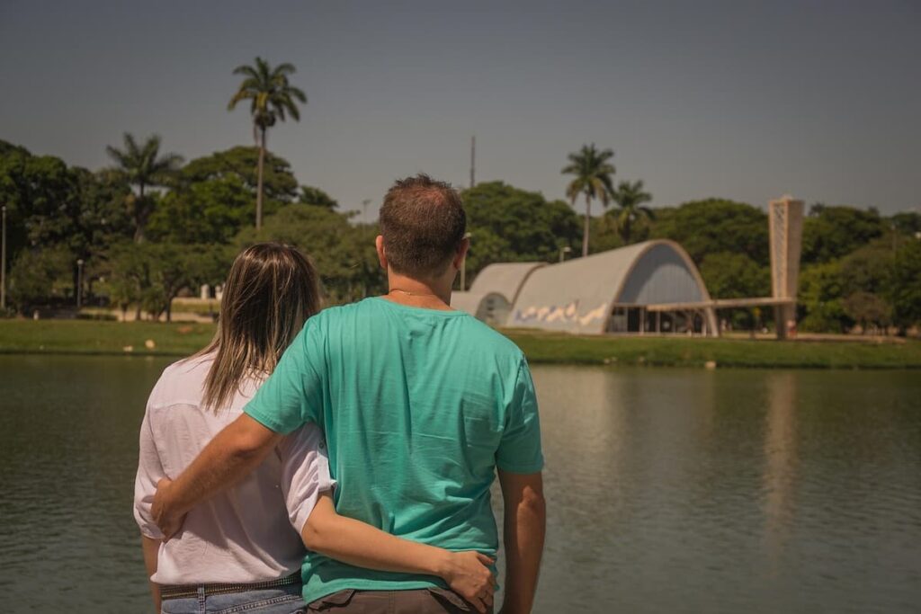 Imagem mostra casal apreciando o melhor do clima em belo Horizonte na região da Pampulha. 