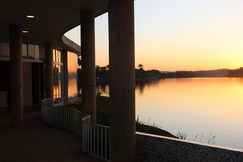 Imagem mostra um belo fim de tarde na Pampulha, um dos melhores lugares para apreciar as variações do clima em Belo Horizonte.