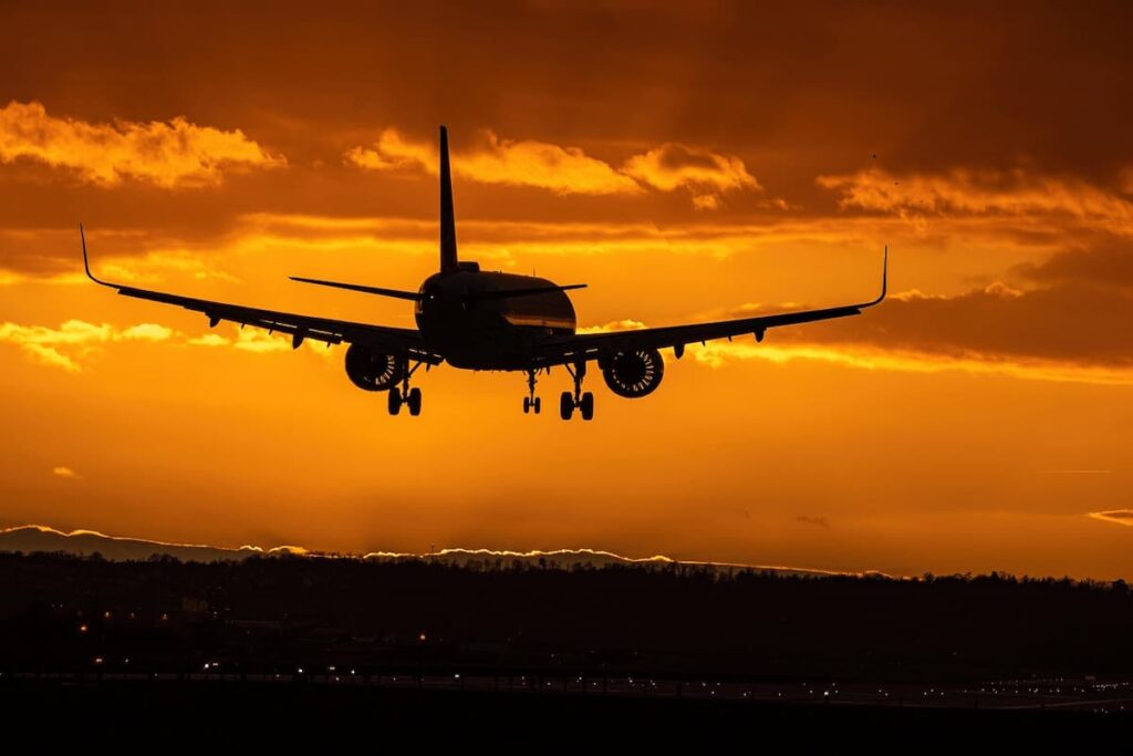 Imagem mostra momento em que avião está decolando em um dos aeroportos de Belo Horizonte.