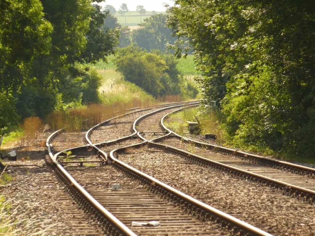 Imagem mostra linha férrea em Minas Gerais.