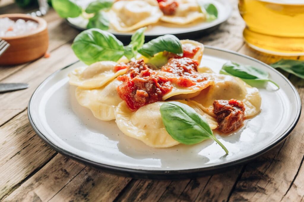 Imagem mostra um delicioso ravioli italiano encontrado em um dos melhores restaurantes em Belo Horizonte.
