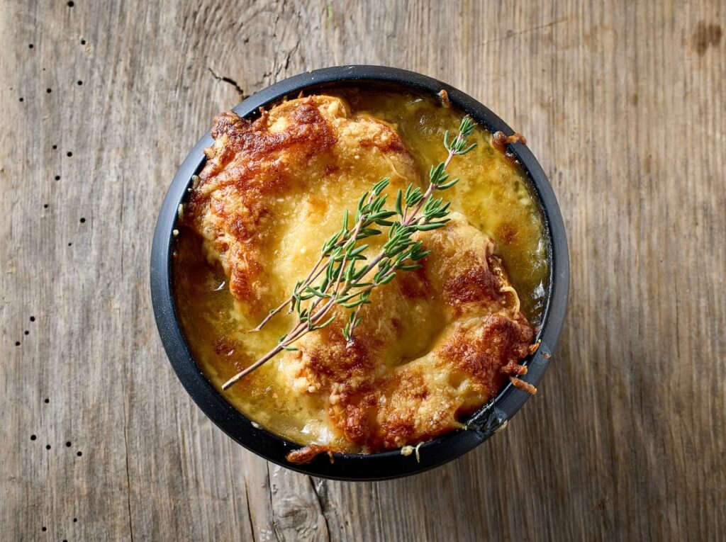 Imagem mostra sopa de cebola francesa.