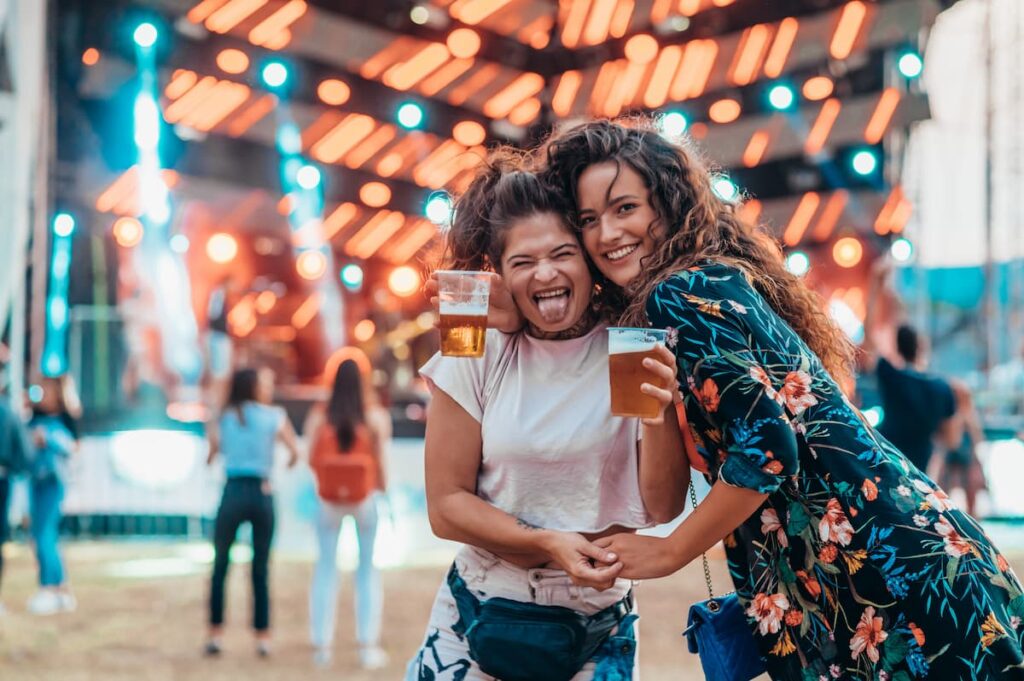 Imagem mostra amigas felizes em exposição.