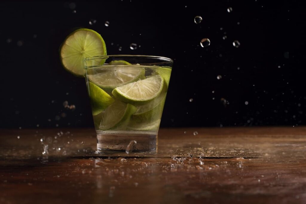 Imagem mostra cachaça com limão.