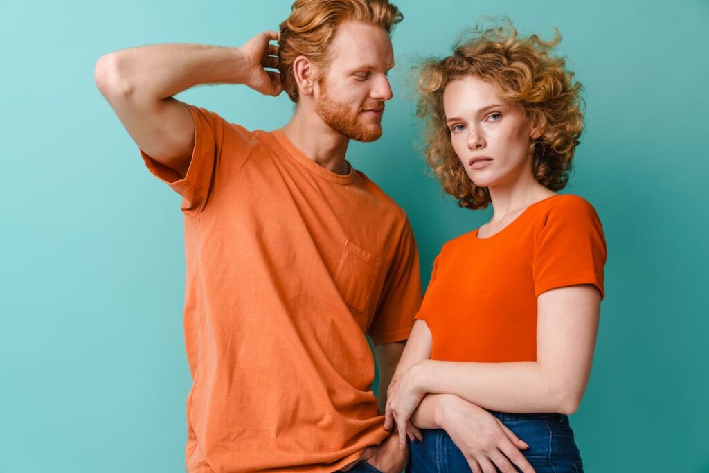 Imagem mostra casal usando camiseta leve, item essencial para levar em uma viagem para Belo Horizonte.