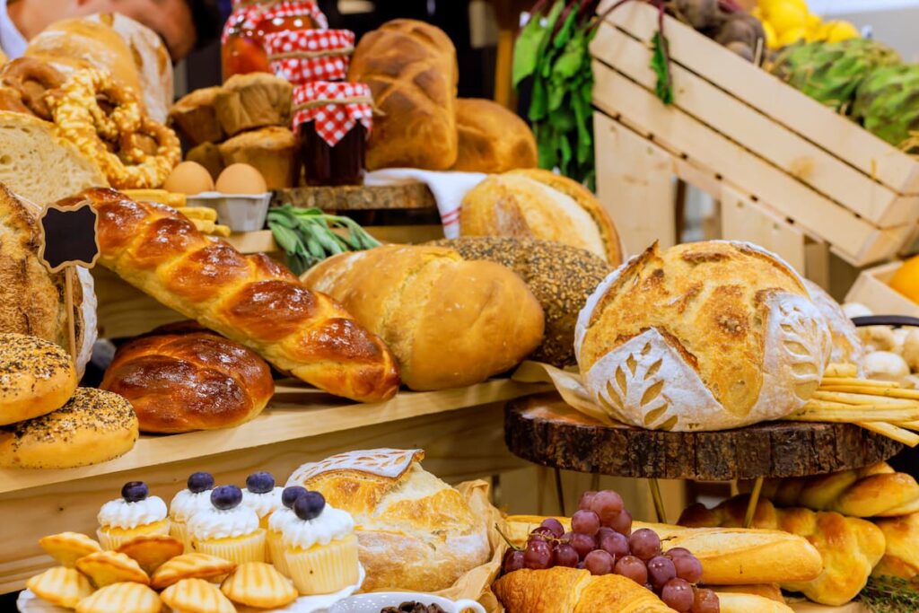 Imagem mostra exposição de alimentos.
