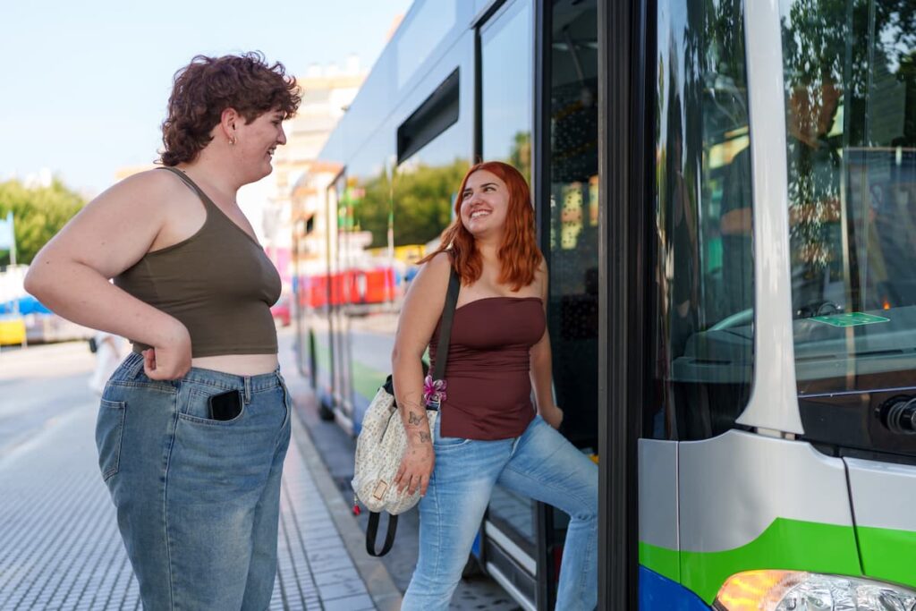 Imagem mostra jovens usando transporte público em Belo Horizonte.