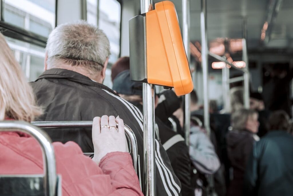 Imagem mostra pessoas usando transporte público na capital mineira.