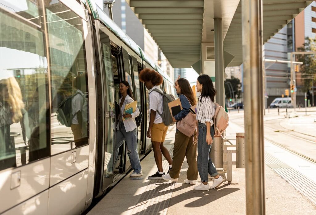 Imagem mostra pessoas usando transporte público. Importante estar atento aos horários de ônibus em Belo Horizonte para evitar super lotação.