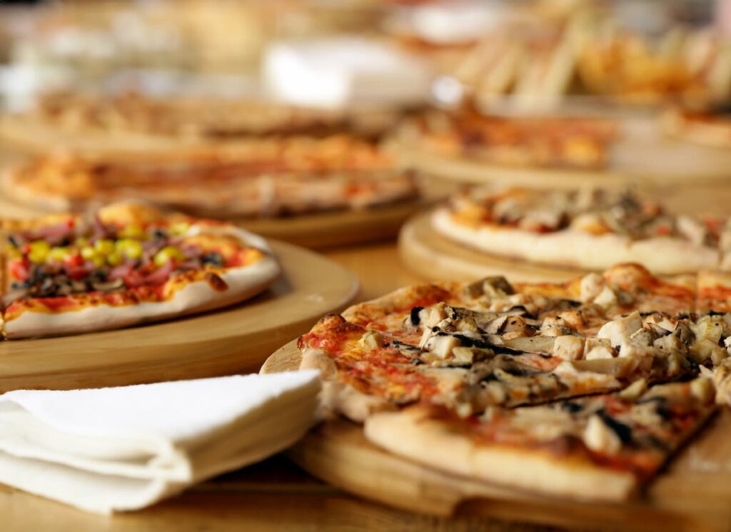 Imagem mostra pizza servida em uma das melhores pizzarias de Belo Horizonte.