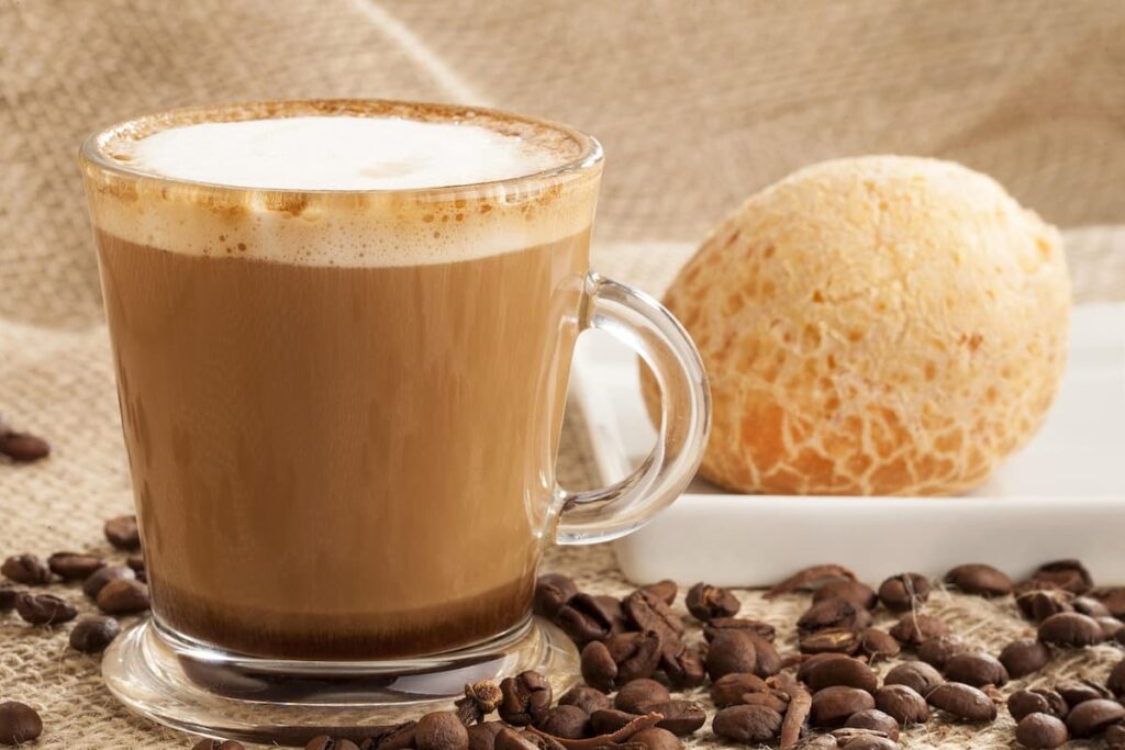 Imagem mostra pão de queijo artesanal encontrado em uma das cafeterias na Savassi Belo Horizonte.