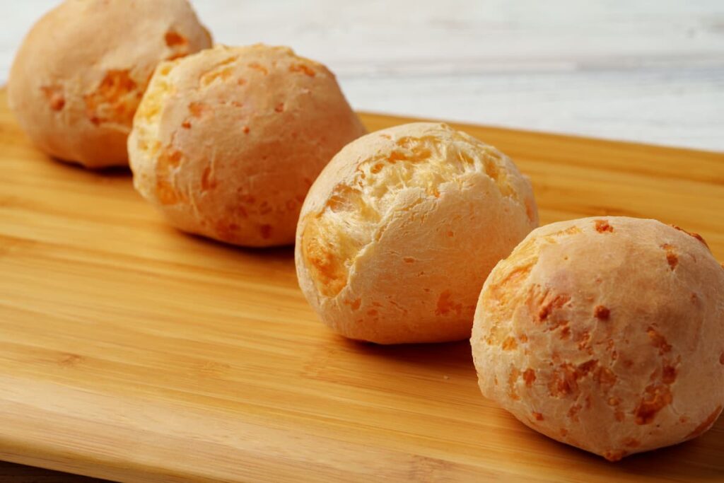 Imagem mostra Pão de queijo encontrado no Mercado Central Belo Horizonte.