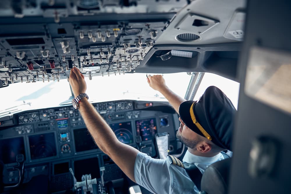 Imagem mostra piloto na cabine do avião.