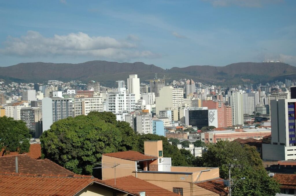 Imagem mostra dia lindo e construções em Venda Nova Belo Horizonte.