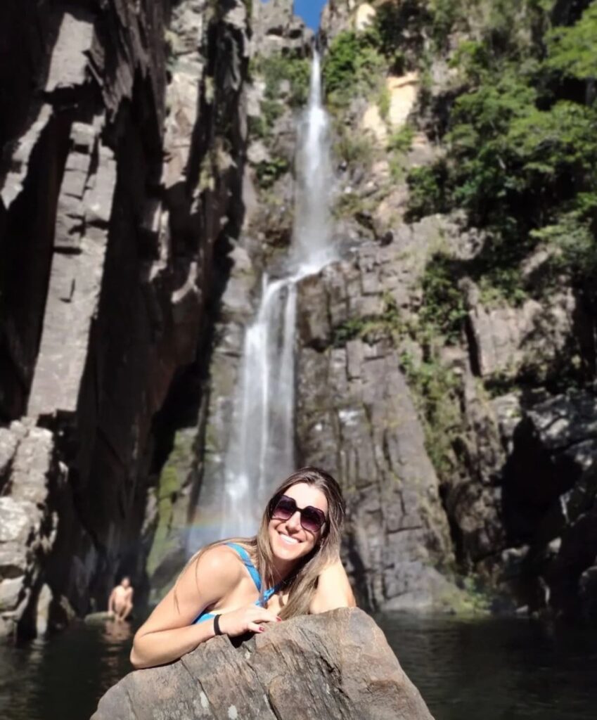 Imagem mostra belíssima cachoeira Véu da Noiva na Serra do Cipó, um dos lugares para visitar perto de BH.