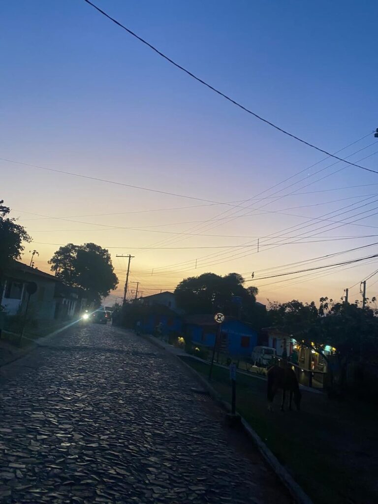 Imagem mostra fim de tarde em Lavras Novas, um dos lugares para visitar perto de BH.