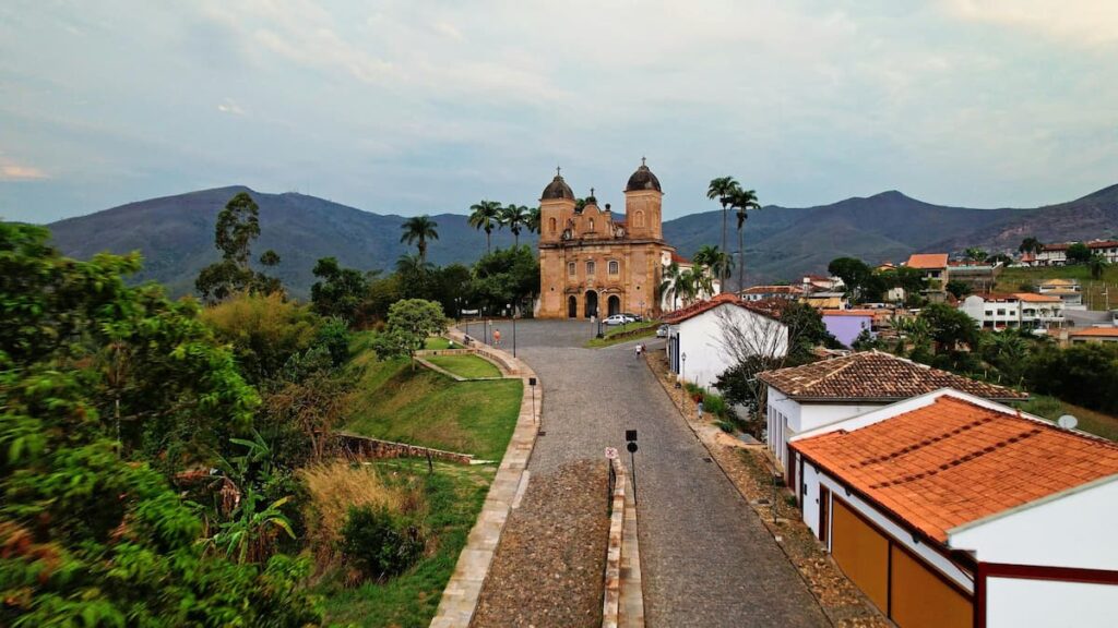 Imagem mostra igreja barroca na cidade de Mariana, MG.