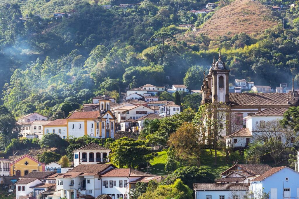 Imagem mostra igreja em Ouro Preto, um dos lugares para visitar perto de BH.