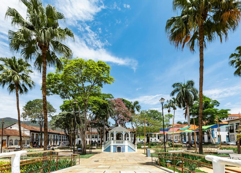 Imagem mostra pequena praça na cidade de Mariana, MG.