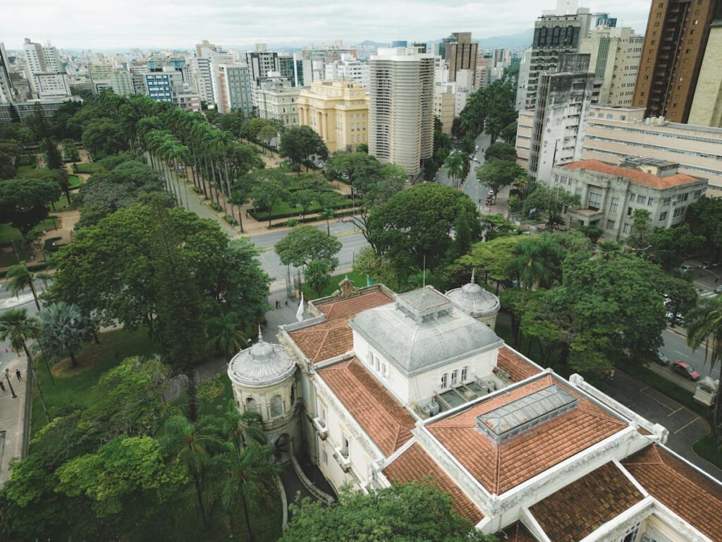 Imagem mostra Praça da Liberdade em Belo Horizonte.