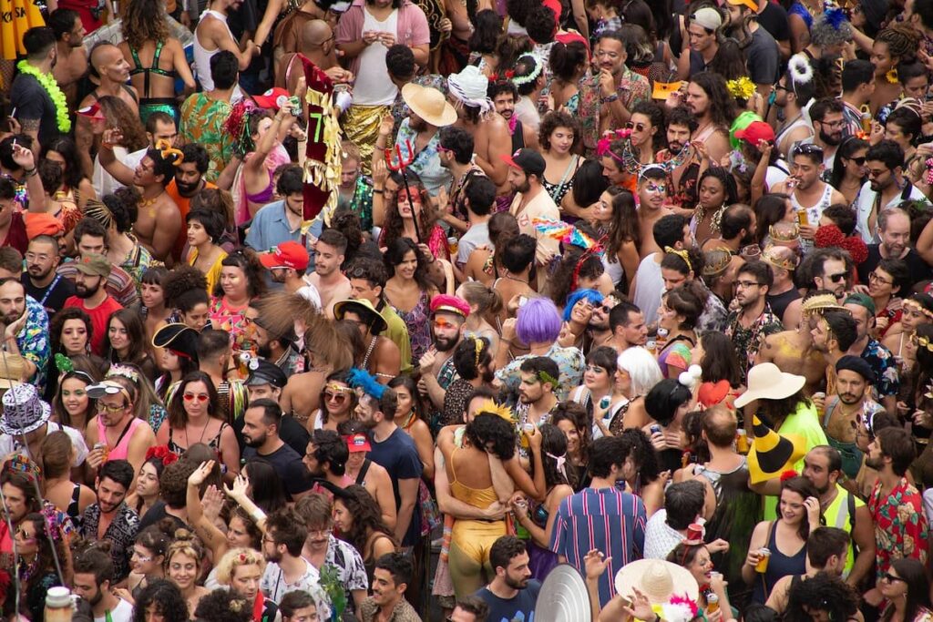 Imagem mostra foliões prontos para o Carnaval em Belo Horizonte.