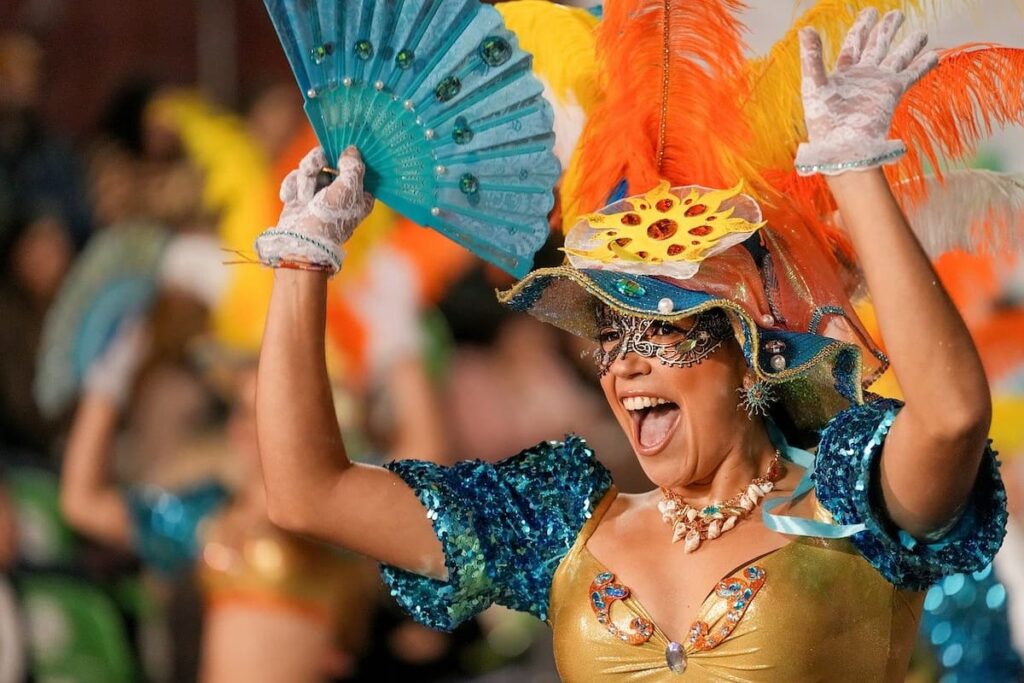 Imagem mostra mulher feliz curtindo o carnaval 2026 em BH.