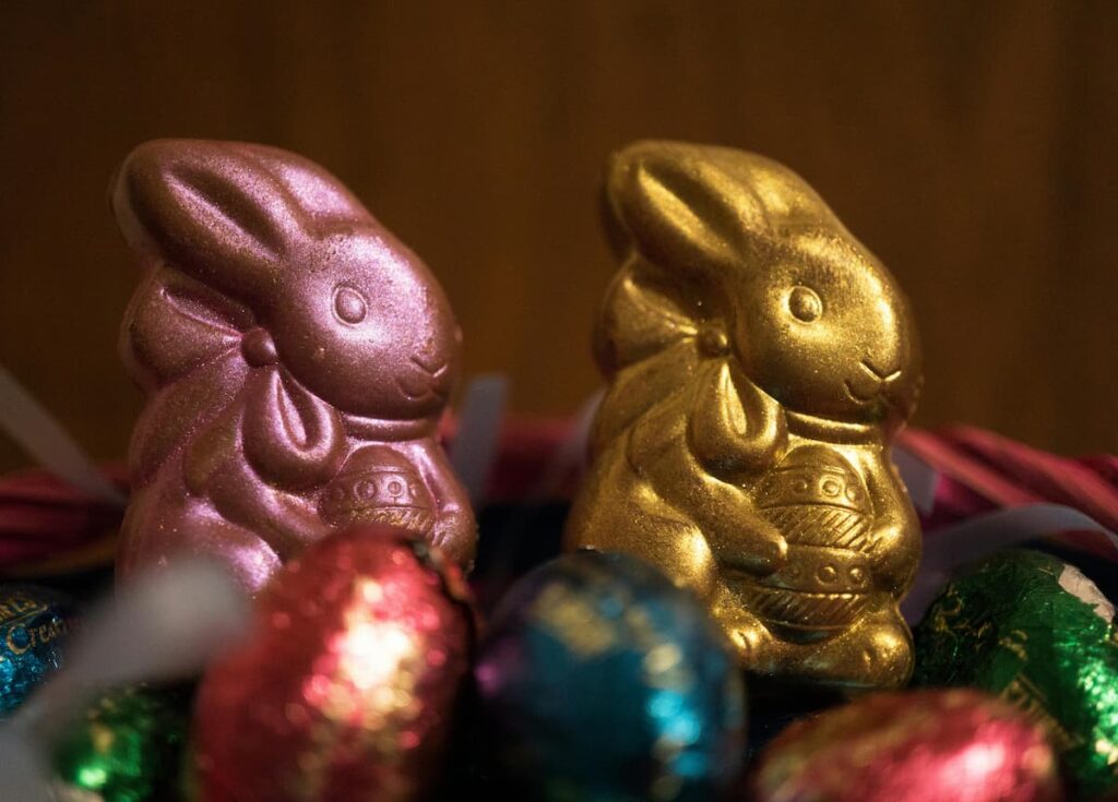 Imagem mostra Decoração temática de café da manhã de Páscoa.