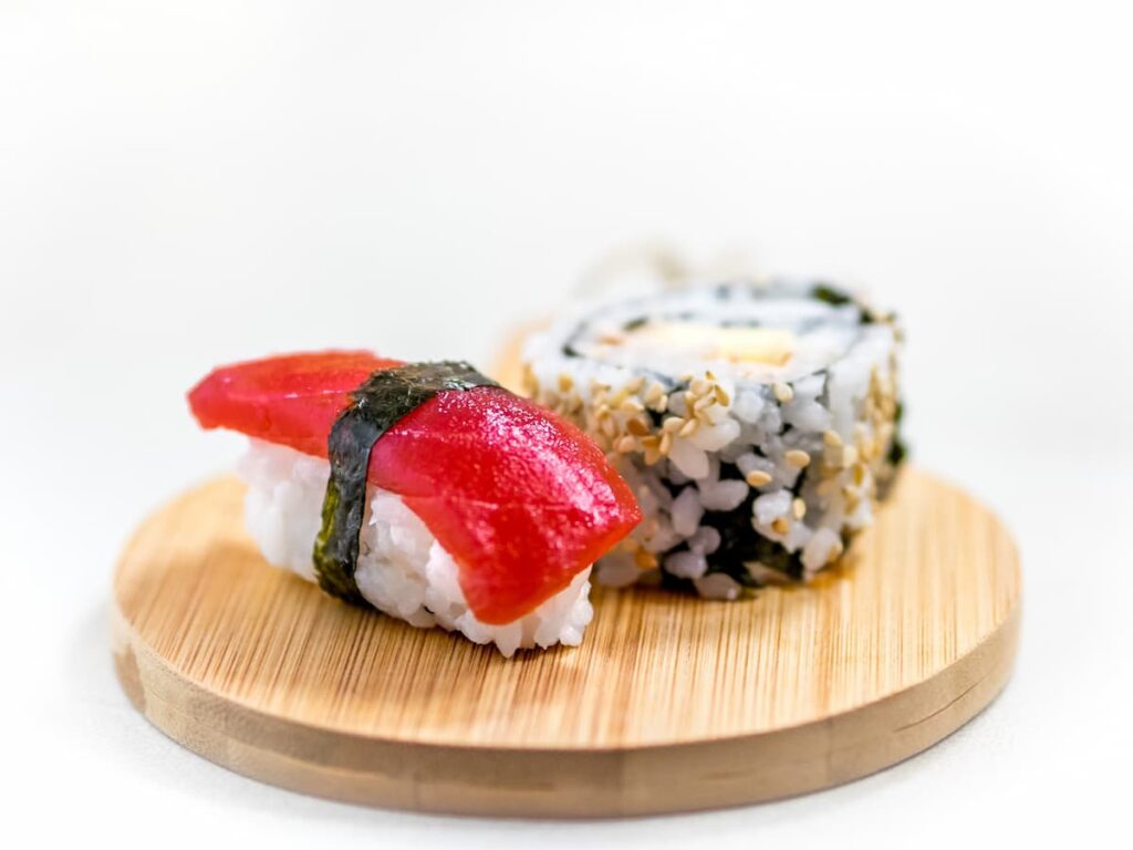 Imagem mostra sushi de atum servido em um dos melhores restaurantes japoneses em BH.