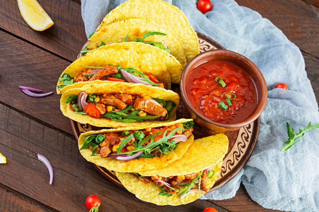 Imagem mostra deliciosos tacos mexicanos.