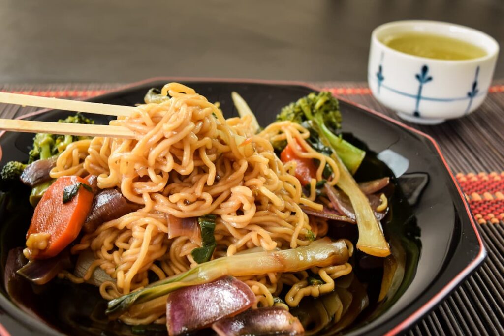 Imagem mostra Yakisoba servido em um dos restaurantes japoneses em BH.