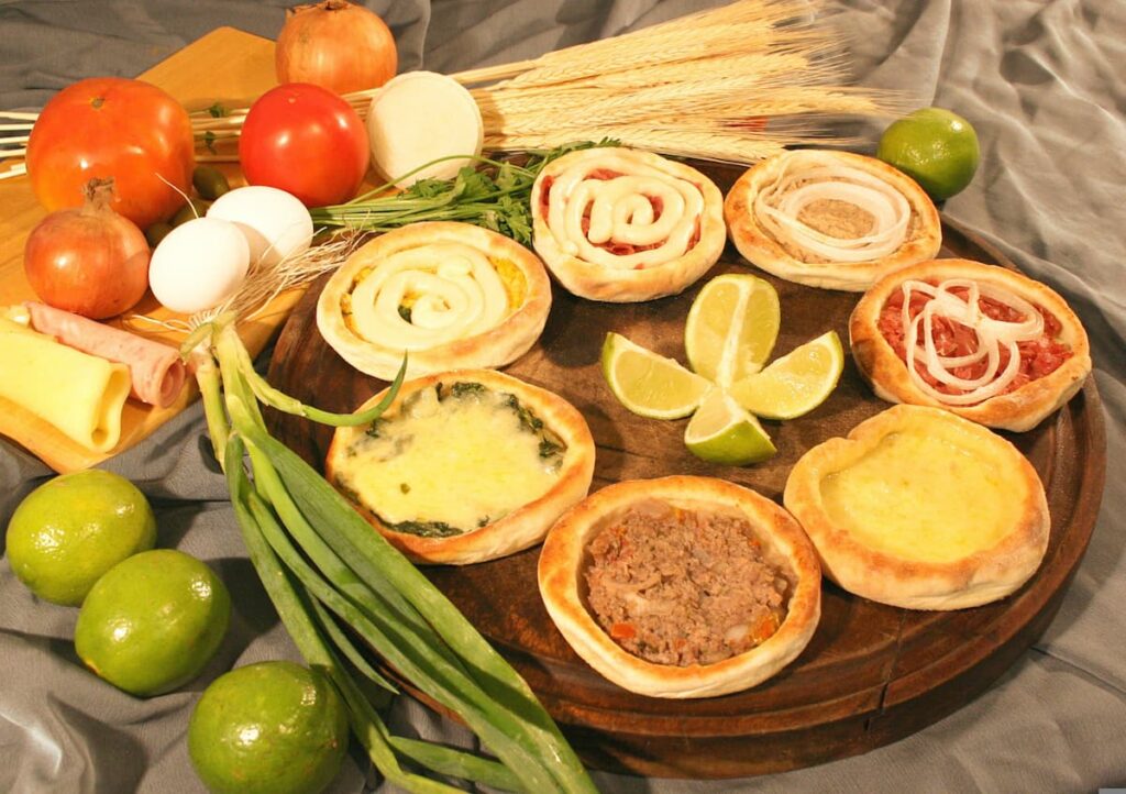 Imagem mostra tábua de esfiha, um dos mais saborosos pratos de comida árabe.