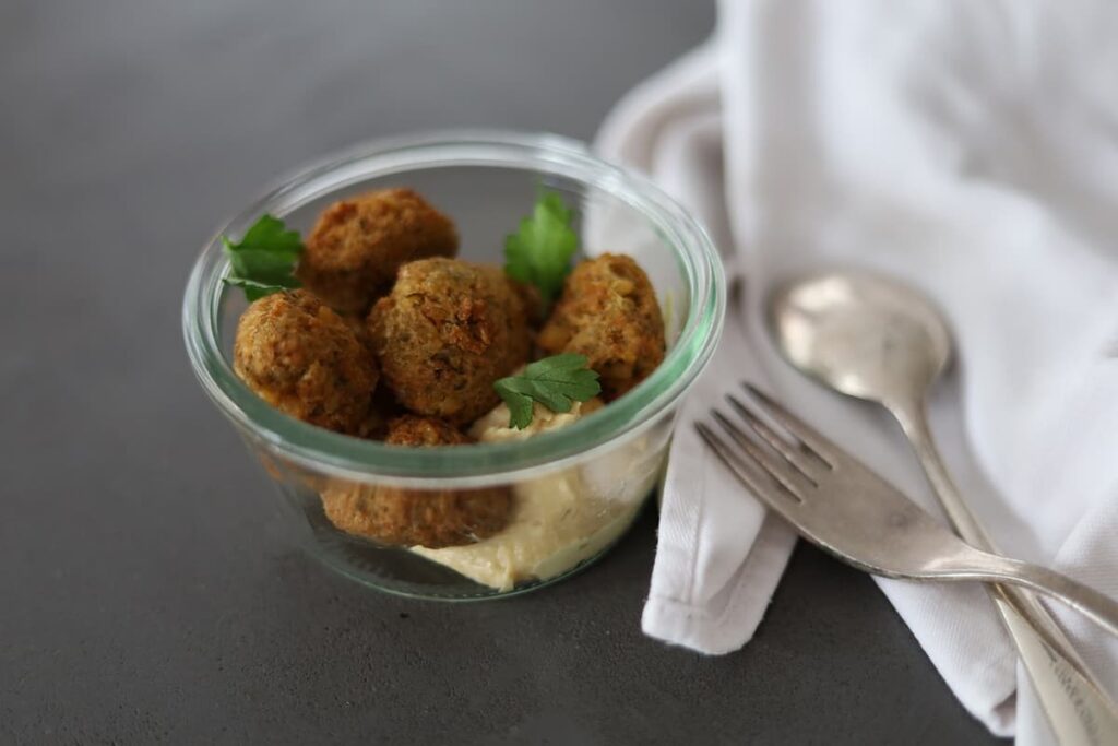 Imagem mostra deliciosos bolinhos de falafel com pasta árabe saborosa.