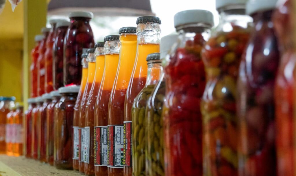 Imagem mostra especiárias em conseva encontrada em mercado mineiro na região de BH.