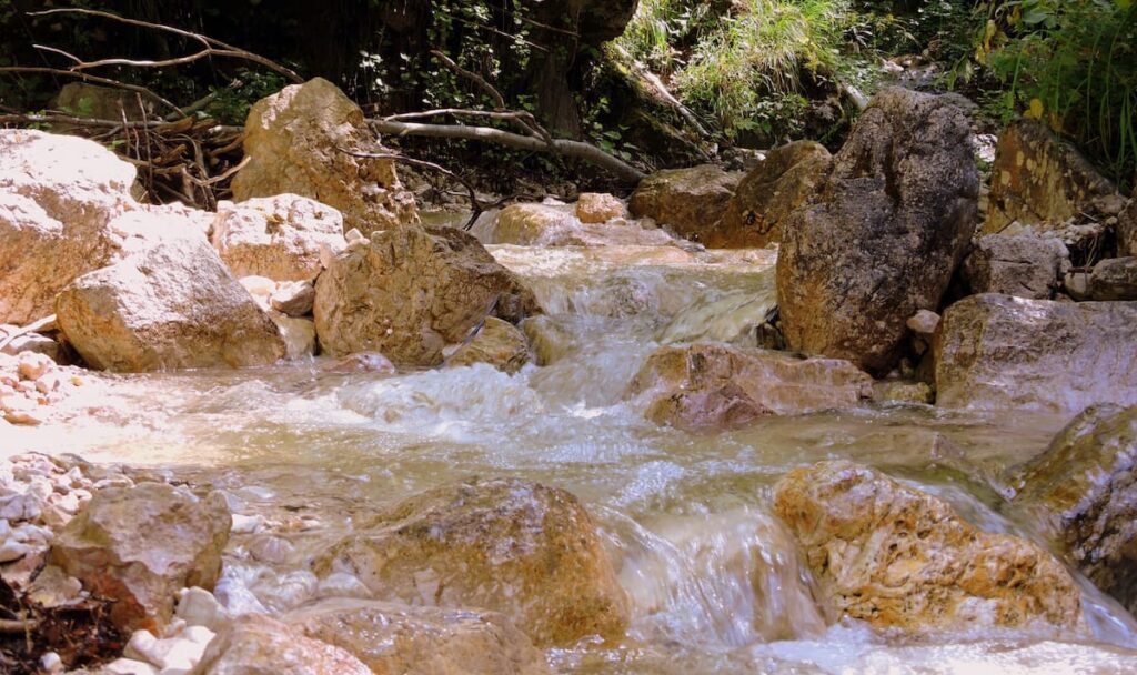 Imagem mostra pequena cachoeira de água limpa em parque estadual pertinho de BH.