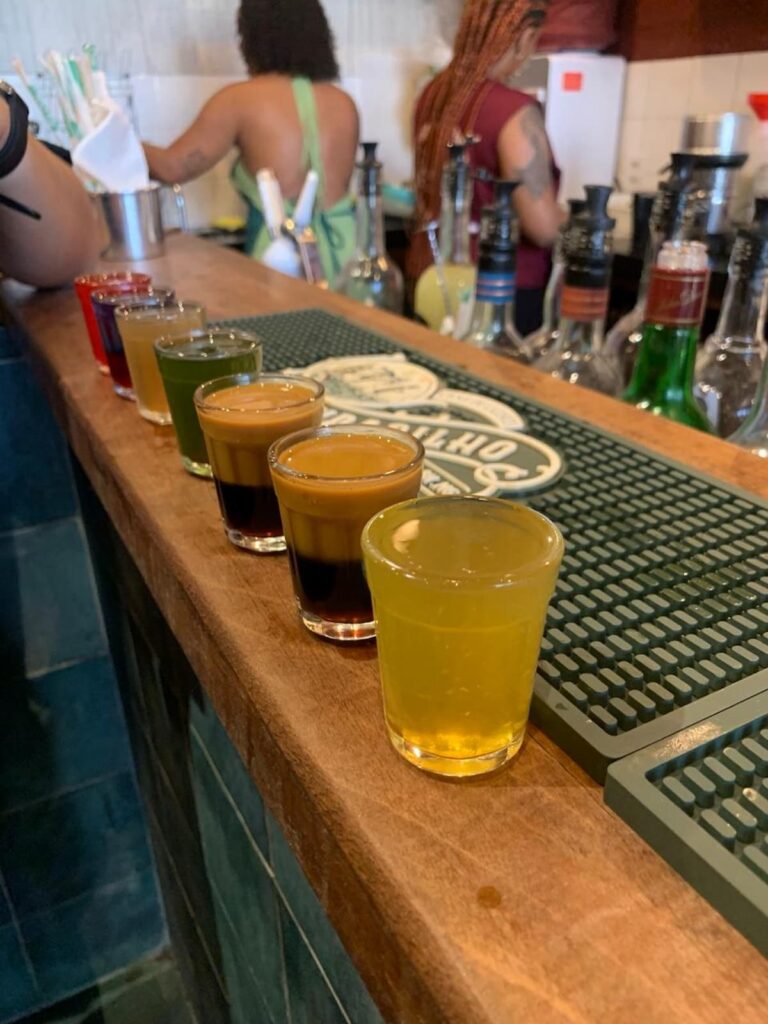 Imagem mostra licores servidos em bar tradicional da capital mineira.