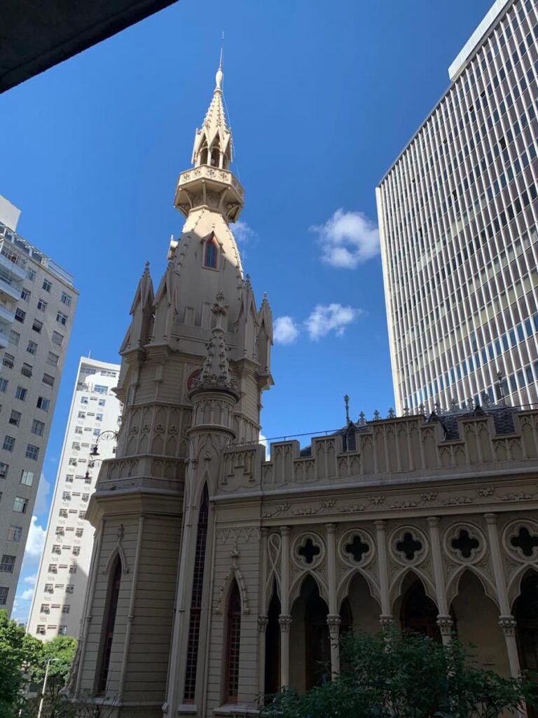 Imagem mostra vista do Edifício Maletta em Belo Horizonte.