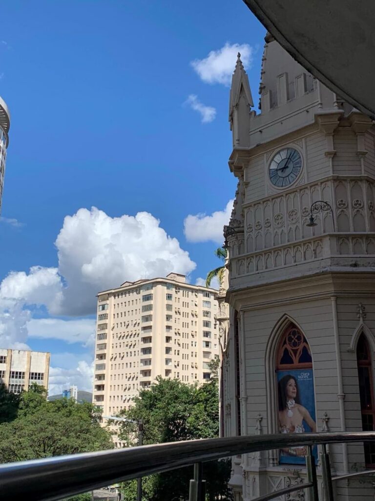 Imagem mostra vista previlegiada da varanda de um antiogo edifício em BH.